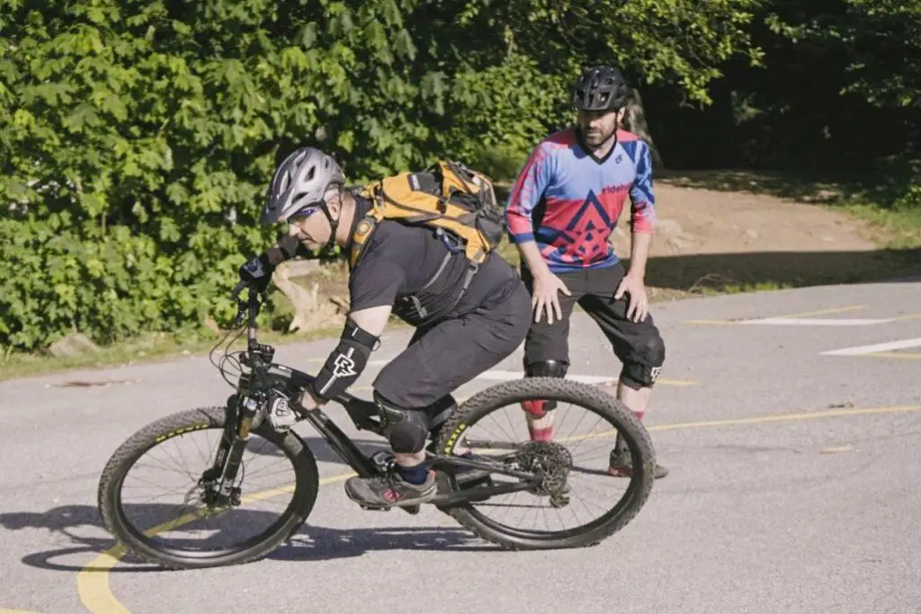 Green Course 3 Two people enjoying a mountain biking adventure in Squamish.